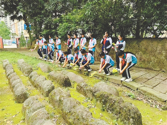 会城学子走进金牛山华侨义冢，用行动表达对华侨先辈的敬意，也在心灵深处种下爱国爱乡的种子。