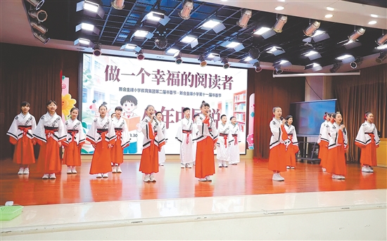 圭峰学子齐声朗诵《少年中国说》。