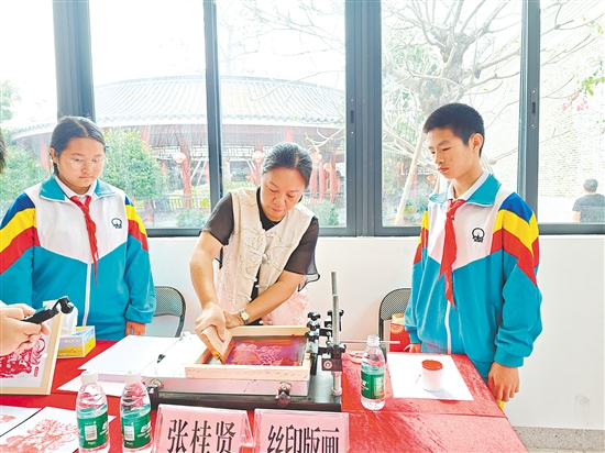 活动中，学生们在专业老师指导下，尝试用版画等形式展示“木美人”神韵。