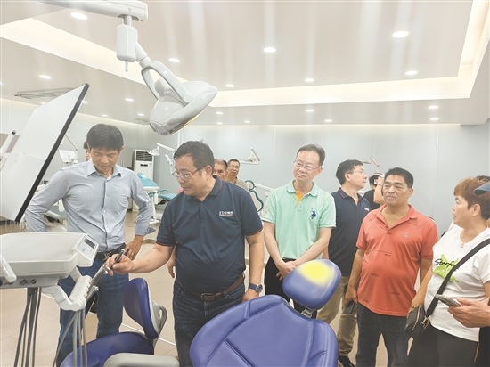 侨领们近距离了解企业生产运营情况，感受“台山智造”的实力。