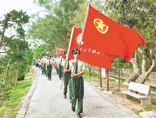 台山市都斛中学683名师生列队出发，徒步3.5公里前往林基路纪念公园及其故居。