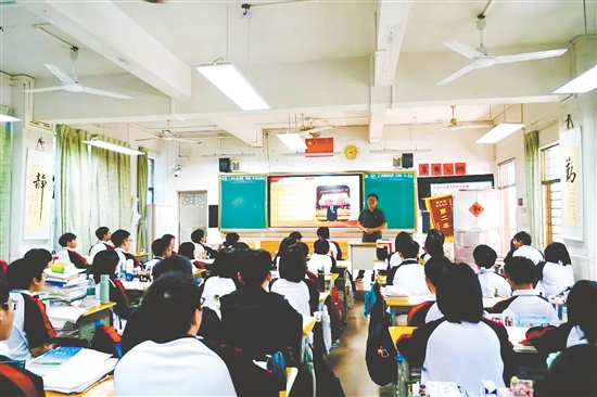 全国人大代表、台山市劳动模范陈奭荣受邀走进校园，向高中学子宣讲全国两会精神。