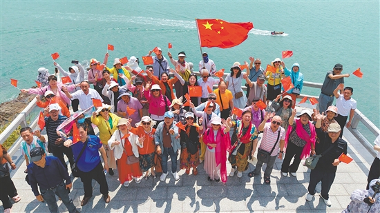 近日，川岛旅游热度高涨，大批银发康养团、亲子家庭纷至沓来。