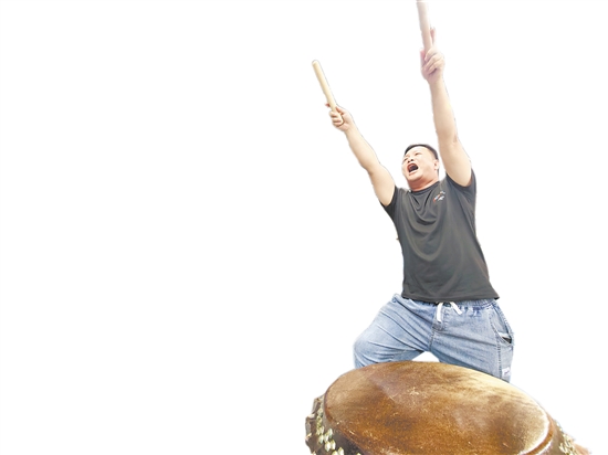 球迷擂鼓助威。