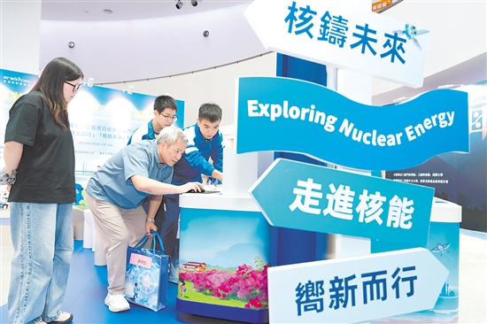 现场嘉宾参观科普展览。