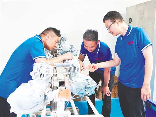 江门本和集团研发团队在探讨产品材料研发。 江门本和集团研发团队在探讨产品材料研发。