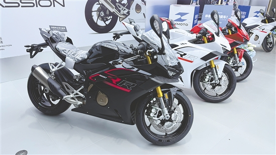 张雪机车江门代理点展出的机车很吸睛。 张雪机车江门代理点展出的机车很吸睛。