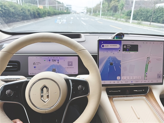 市民在市区丰乐路使用鸿蒙智行L2级智能辅助驾驶。 市民在市区丰乐路使用鸿蒙智行L2级智能辅助驾驶。