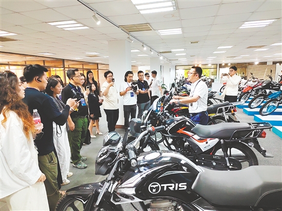 “大V”们来到国机南联参观。 “大V”们来到国机南联参观。