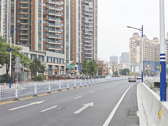 鹤山市十二号路消防大道段(财富广场—过境公路)道路工程试通车,便利周边居民出行。 鹤山市十二号路消防大道段(财富广场—过境公路)道路工程试通车,便利周边居民出行。