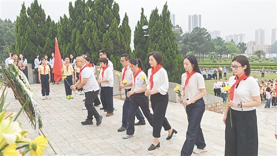 沙坪街道第七小学组织师生徒步至鹤山市烈士陵园,把思政课堂从校园延伸至红色教育基地。 沙坪街道第七小学组织师生徒步至鹤山市烈士陵园,把思政课堂从校园延伸至红色教育基地。