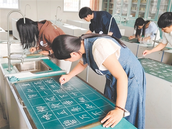 教师选手同台竞技、以赛促学,充分展现专业素养与育人风采。 教师选手同台竞技、以赛促学,充分展现专业素养与育人风采。