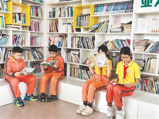 这批图书为该校师生带来了宝贵的精神财富。 这批图书为该校师生带来了宝贵的精神财富。