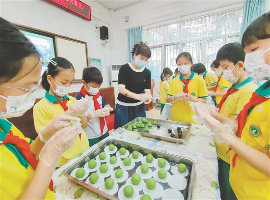 大家亲手揉出翠绿软糯的面团,细心地将豆沙、芝麻等香甜的馅料轻轻包裹,再慢慢搓成圆润的团子。 大家亲手揉出翠绿软糯的面团,细心地将豆沙、芝麻等香甜的馅料轻轻包裹,再慢慢搓成圆润的团子。
