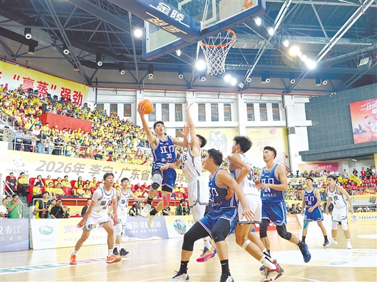 江门队队员(蓝色球衣)奋力拼搏,最终完成了翻盘好戏。 江门队队员(蓝色球衣)奋力拼搏,最终完成了翻盘好戏。