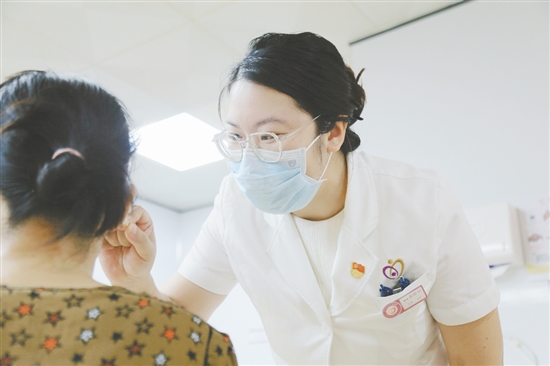 医生为湿气重患者进行治疗。