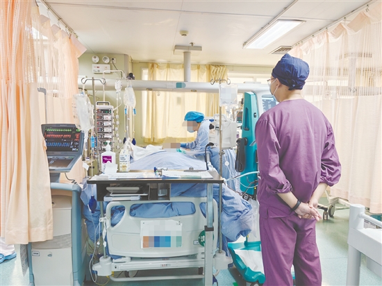 家属进入ICU探视。