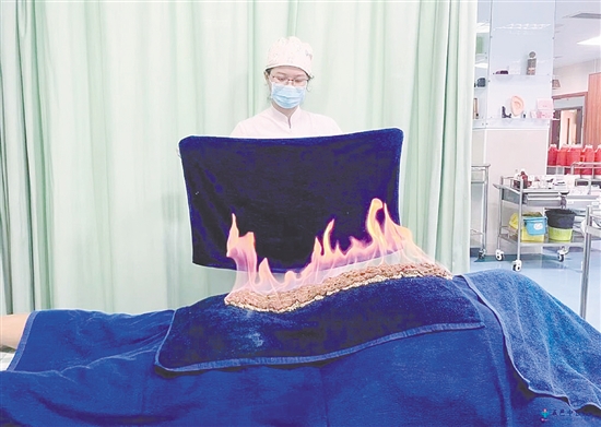医护人员为患者进行火龙灸温补肾阳。