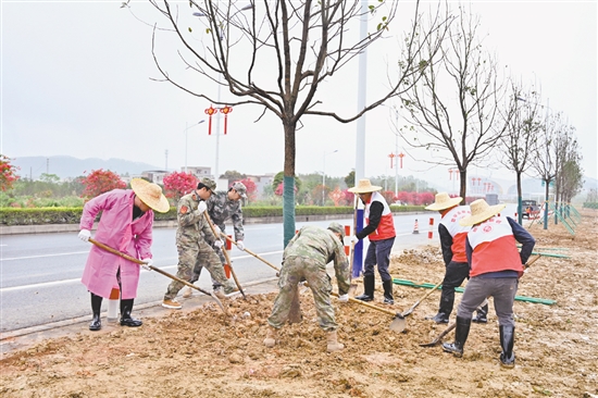 恩平市各级党员干部积极参与绿美生态建设。