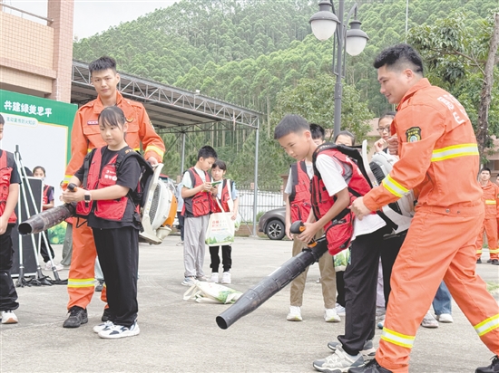 小记者体验使用背负式风力灭火机。 小记者体验使用背负式风力灭火机。