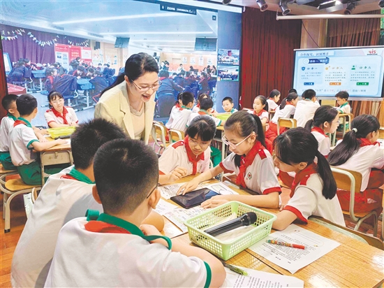 江门市新会圭峰小学的课堂上，学生在老师指导下学习用AI识别网络诈骗、信息泄露等“网络黑手”的作案手法。