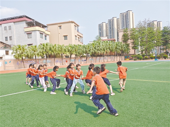 课间多了5分钟，校园里的欢声笑语也多了。
