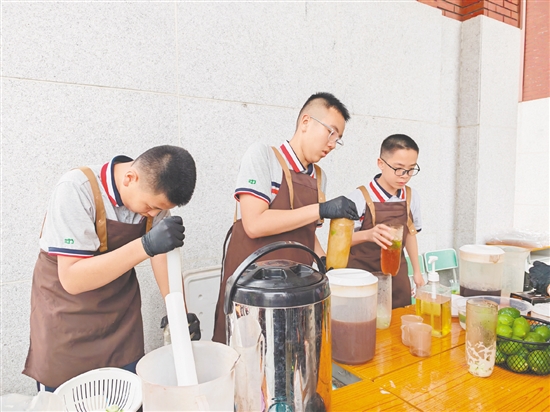 制作“暴打柠檬茶”，学生主理人努力“工作”中。