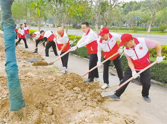 全国、省、江门市、开平市四级“身边好人”、文明家庭、文明单位代表以及志愿者参加义务植树活动,传播生态文明新风尚,以实际行动为“绿美开平”增添新绿。 全国、省、江门市、开平市四级“身边好人”、文明家庭、文明单位代表以及志愿者参加义务植树活动,传播生态文明新风尚,以实际行动为“绿美开平”增添新绿。