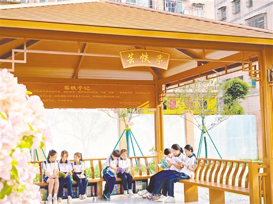 学生们在芸帙亭下阅读。