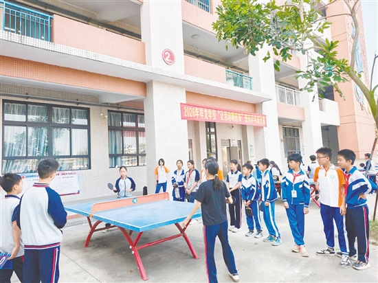 小小银球在球台间飞旋跃动,点燃了整个校园的运动热情。 小小银球在球台间飞旋跃动,点燃了整个校园的运动热情。