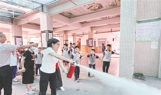 消防安全专项实操演练现场。 消防安全专项实操演练现场。