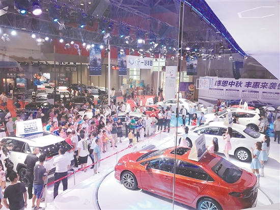 历届“五一”车展的人气都很旺。