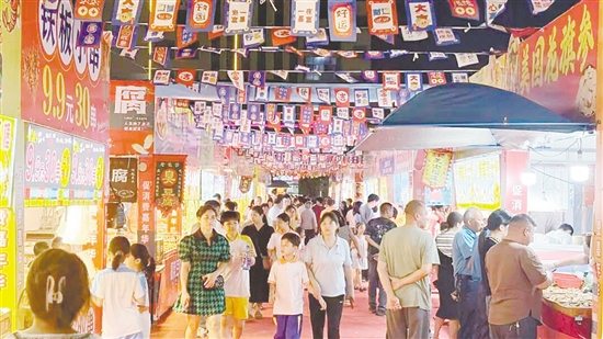 嘉年华现场汇聚了大鳌本土美食和全国各地特色小吃，满足不同人群的味蕾需求。