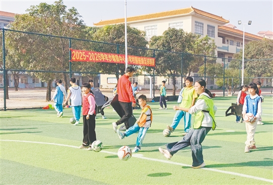 沙堆镇中心小学的足球课非常受欢迎。