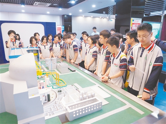 学生代表参观台山核电科普展厅。
