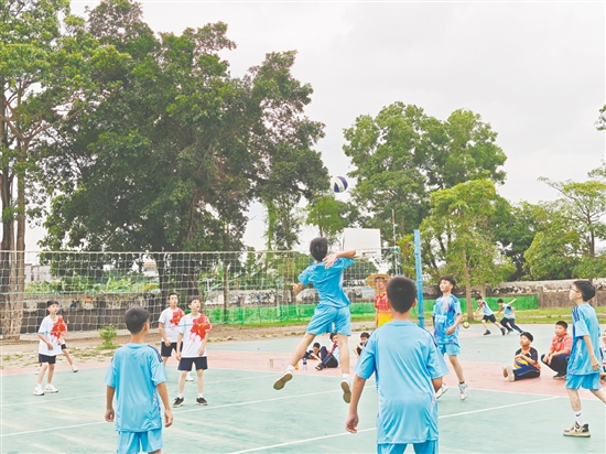 比赛以班级为单位展开多轮角逐，为全校学子搭建切磋球技、交流共进的平台。