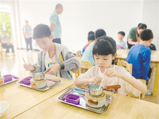 孩子们动手制作石斛香皂。