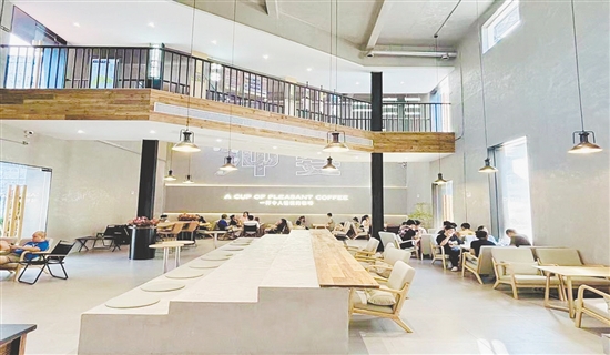 冲蒌镇旧粮仓的平房仓被打造成工业风咖啡休闲区。