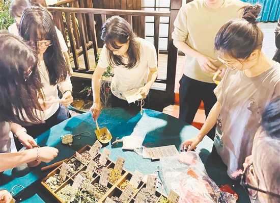 两镇青年相聚，学习制作香囊和传统美食。