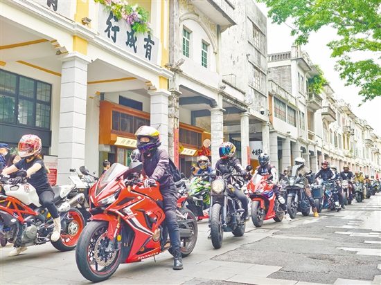 4月初，江门机车大巡游上，来自大湾区的摩友驾驶100余辆各式酷炫机车列队出征。郭永乐