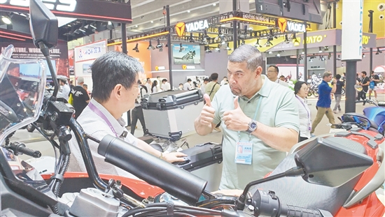 客商点赞国机南联的摩托车产品。