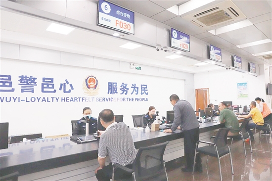 该中心全面推行“一窗通办”服务，群众只需前往一个综合窗口，即可办理出入境、治安、车管等多项业务。