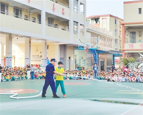 学生体验消防器材的功能与操作。