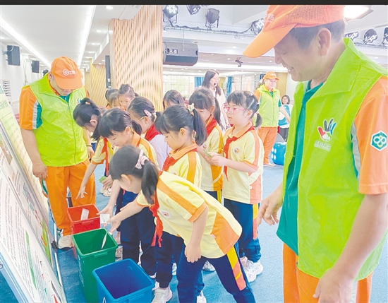 学生们参加“垃圾分类投投乐”游戏，将理论知识转化为实践。