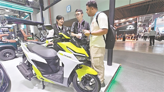 广交会上，江门正豪摩托车有限公司的电动摩托车吸引外商前来问询。皇智尧