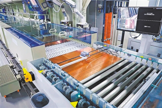 华秋电子江门智造基地生产的第一批PCB板下线。