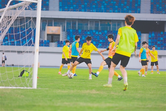 江门队队员刻苦训练，期待在周六的比赛中展现最好的自己。