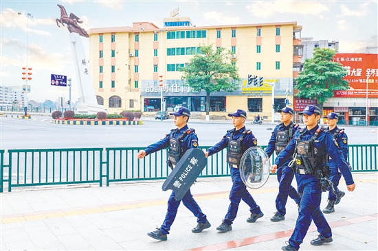 民警在飞马广场片区巡逻。