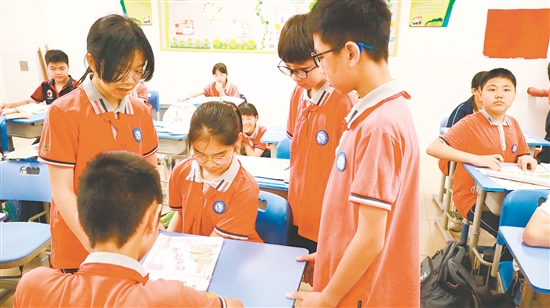 朗晴小学学生在讨论诗集的封面设计。