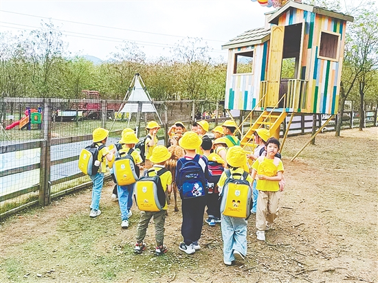 在七星山亲子牧场，小朋友们和动物亲密互动。